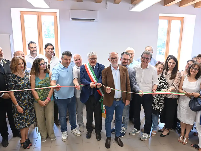 Il taglio del nastro ha certificato l’inaugurazione della nuova Stazione di posta Foto Petrussi