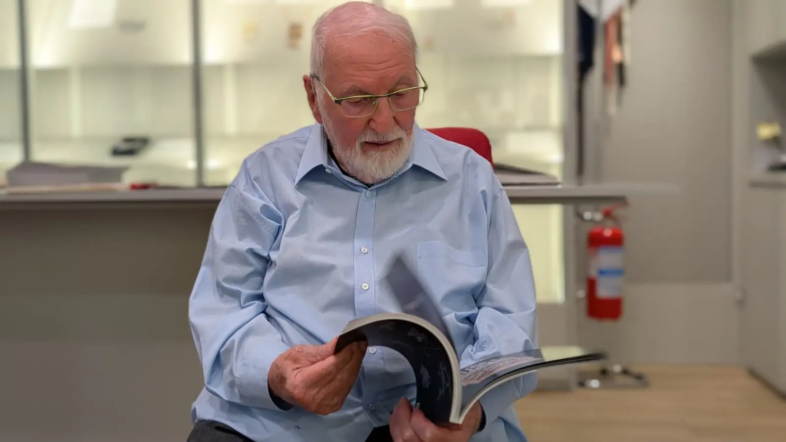 Giorgio Celiberti sfoglia il catalogo delle creazioni