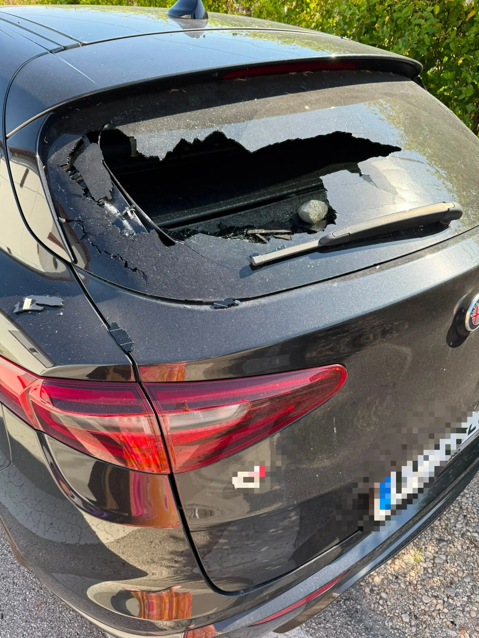 L'auto danneggiata in via Albona