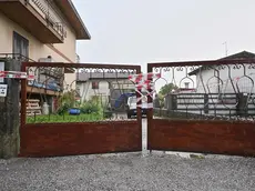 La villetta di via dei Lotti, a Gemona, dove si è consumato il delitto il 25 luglio 2025, è ancora sotto sequestro così come le sue pertinenze. I lingotti si trovavano in cantina