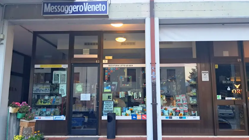 La tabaccheria Cucchiaro, dove è stata messa a segno la vincita da un milione di euro /Foto Petrussi