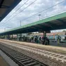 Passeggeri in attesa sulla banchina alla stazione di Pordenone