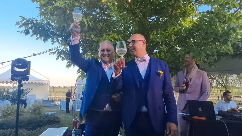 Un cuore disegnato nel cielo, musica e balli: a Carlino la festa dei sindaci sposi