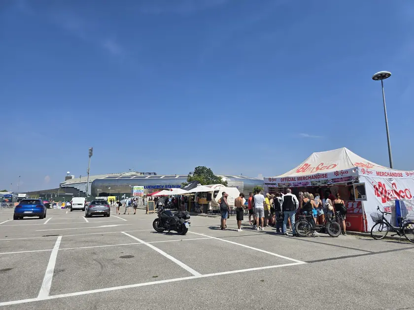 Alcune foto scattate allo stadio di Udine domenica mattina. Molte ore prima del concerto di Vasco Rossi il parcheggio nord alberato e già quasi pieno. I fan si stanno attrezzando per passare le ore che li separano dall'inizio del concerto.