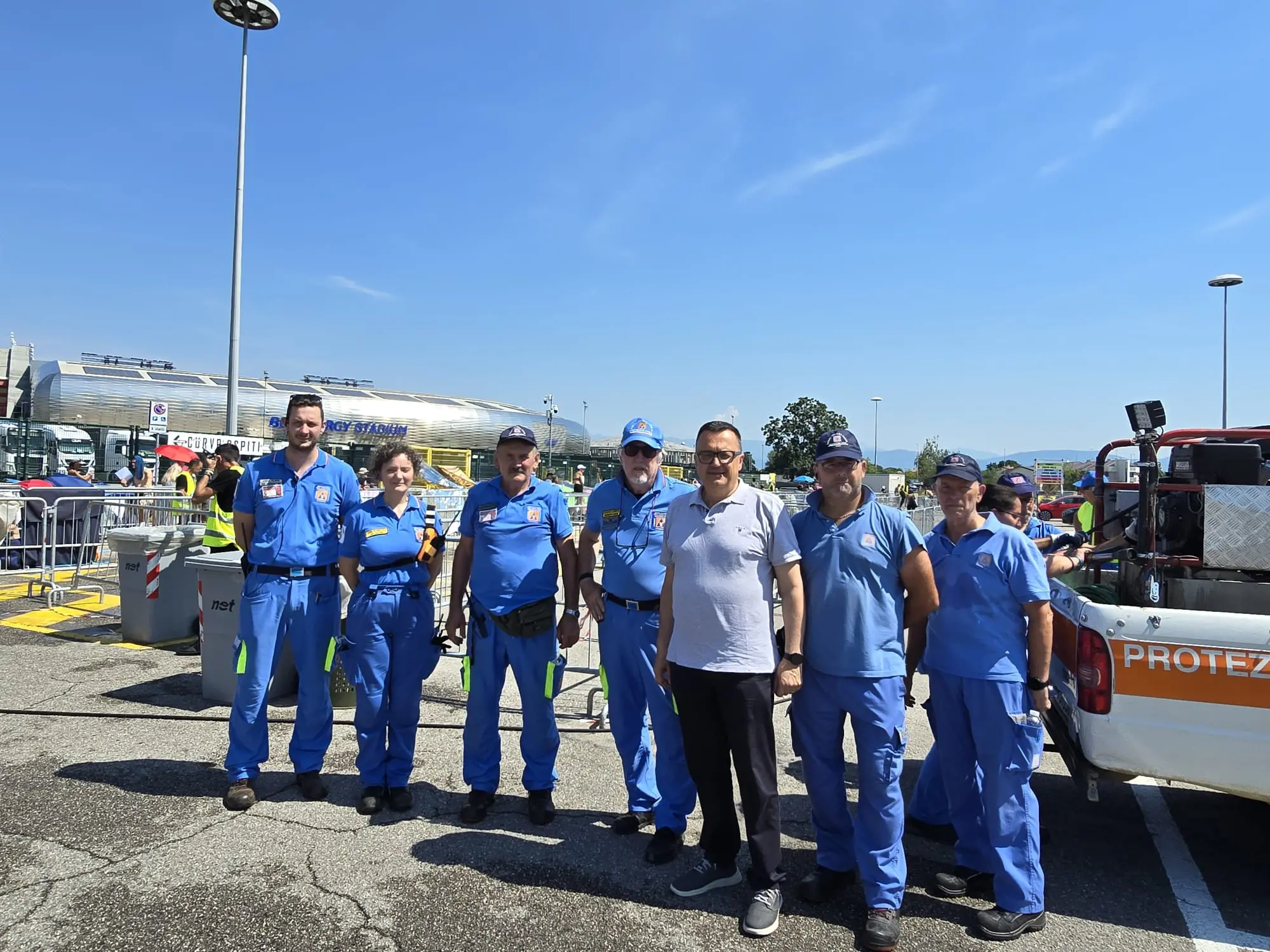 Alcune foto scattate allo stadio di Udine domenica mattina. Molte ore prima del concerto di Vasco Rossi il parcheggio nord alberato e già quasi pieno. I fan si stanno attrezzando per passare le ore che li separano dall'inizio del concerto.