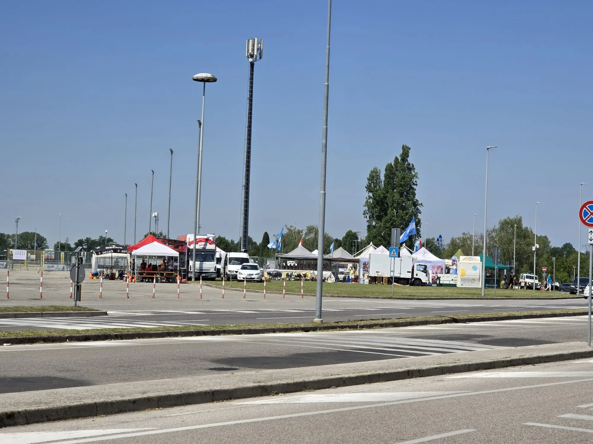 Alcune foto scattate allo stadio di Udine domenica mattina. Molte ore prima del concerto di Vasco Rossi il parcheggio nord alberato e già quasi pieno. I fan si stanno attrezzando per passare le ore che li separano dall'inizio del concerto.
