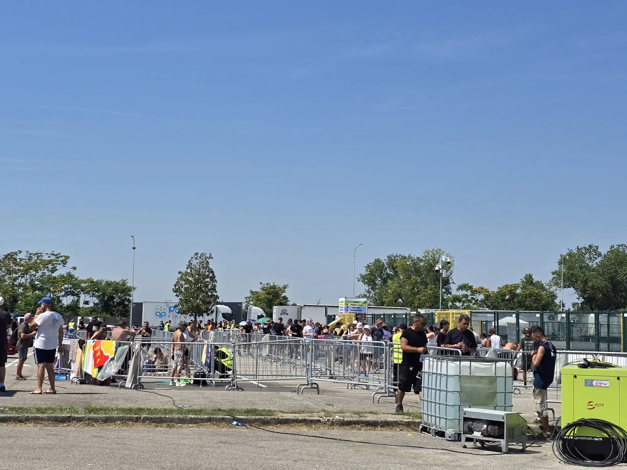 Alcune foto scattate allo stadio di Udine domenica mattina. Molte ore prima del concerto di Vasco Rossi il parcheggio nord alberato e già quasi pieno. I fan si stanno attrezzando per passare le ore che li separano dall'inizio del concerto.