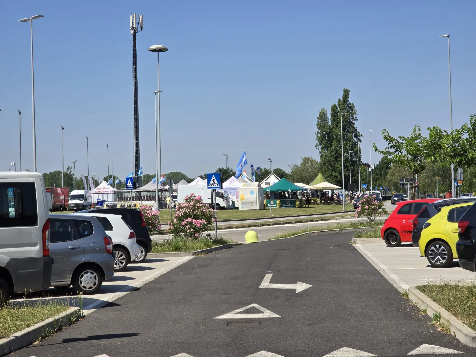 Alcune foto scattate allo stadio di Udine domenica mattina. Molte ore prima del concerto di Vasco Rossi il parcheggio nord alberato e già quasi pieno. I fan si stanno attrezzando per passare le ore che li separano dall'inizio del concerto.
