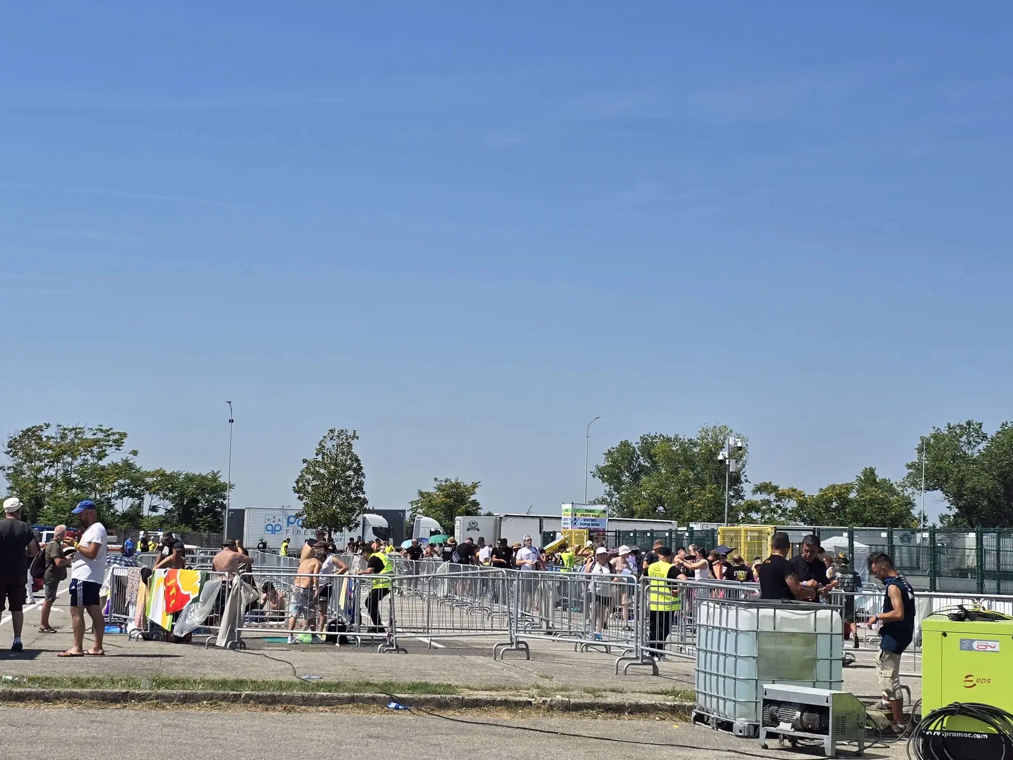Alcune foto scattate allo stadio di Udine domenica mattina. Molte ore prima del concerto di Vasco Rossi il parcheggio nord alberato e già quasi pieno. I fan si stanno attrezzando per passare le ore che li separano dall'inizio del concerto.