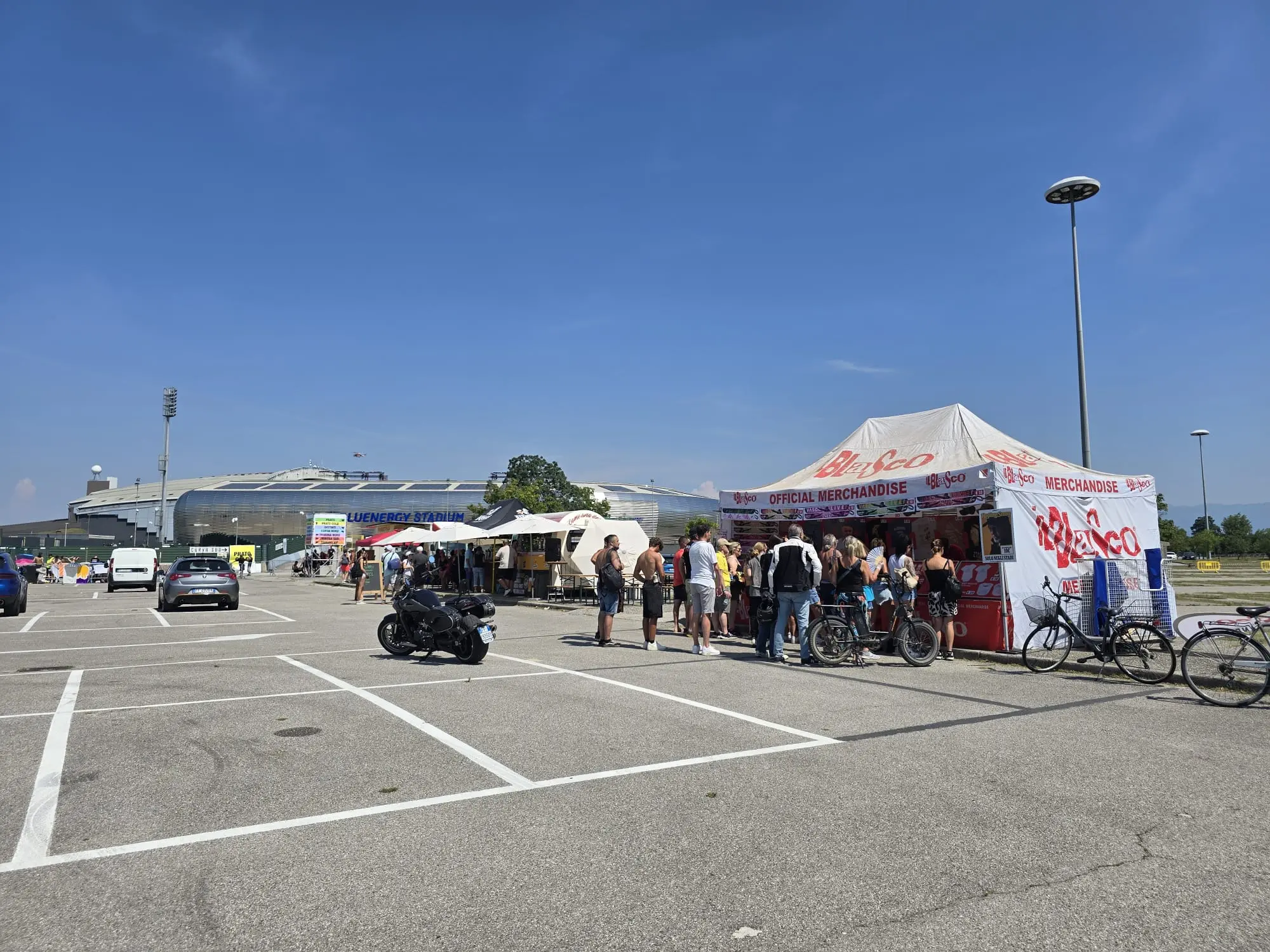 Alcune foto scattate allo stadio di Udine domenica mattina. Molte ore prima del concerto di Vasco Rossi il parcheggio nord alberato e già quasi pieno. I fan si stanno attrezzando per passare le ore che li separano dall'inizio del concerto.