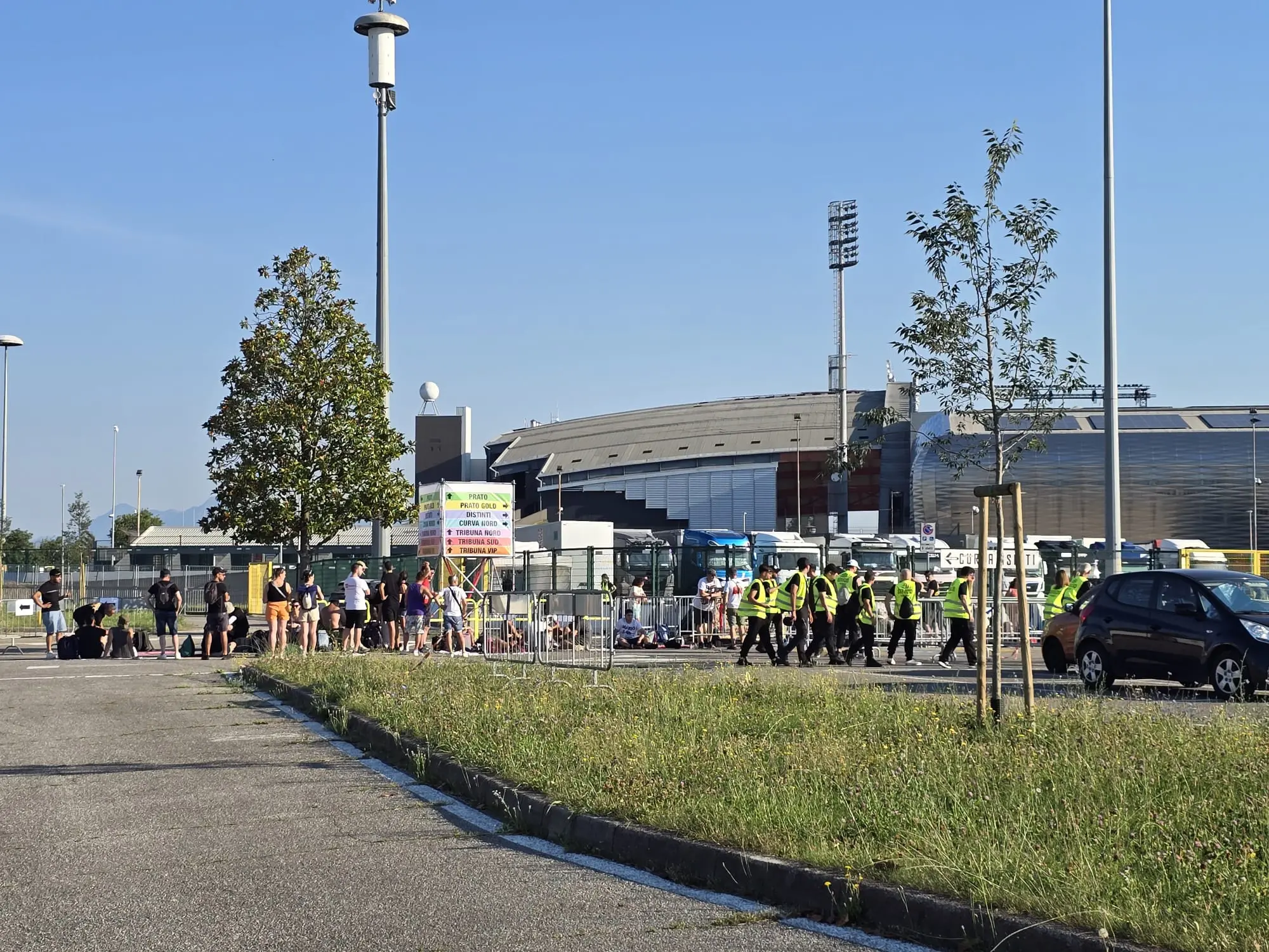 Alcune foto scattate allo stadio di Udine domenica mattina. Molte ore prima del concerto di Vasco Rossi il parcheggio nord alberato e già quasi pieno. I fan si stanno attrezzando per passare le ore che li separano dall'inizio del concerto.