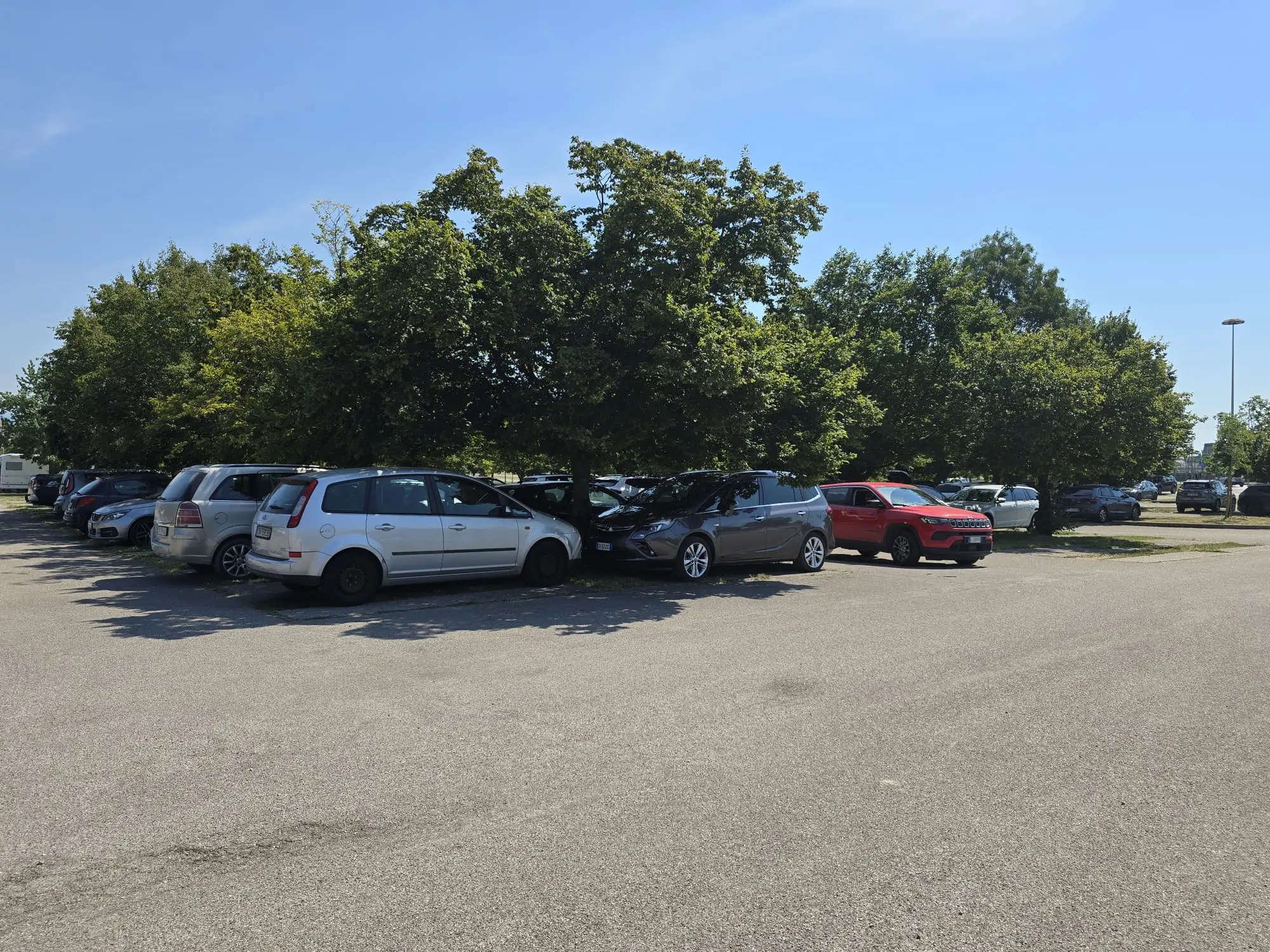 Alcune foto scattate allo stadio di Udine domenica mattina. Molte ore prima del concerto di Vasco Rossi il parcheggio nord alberato e già quasi pieno. I fan si stanno attrezzando per passare le ore che li separano dall'inizio del concerto.