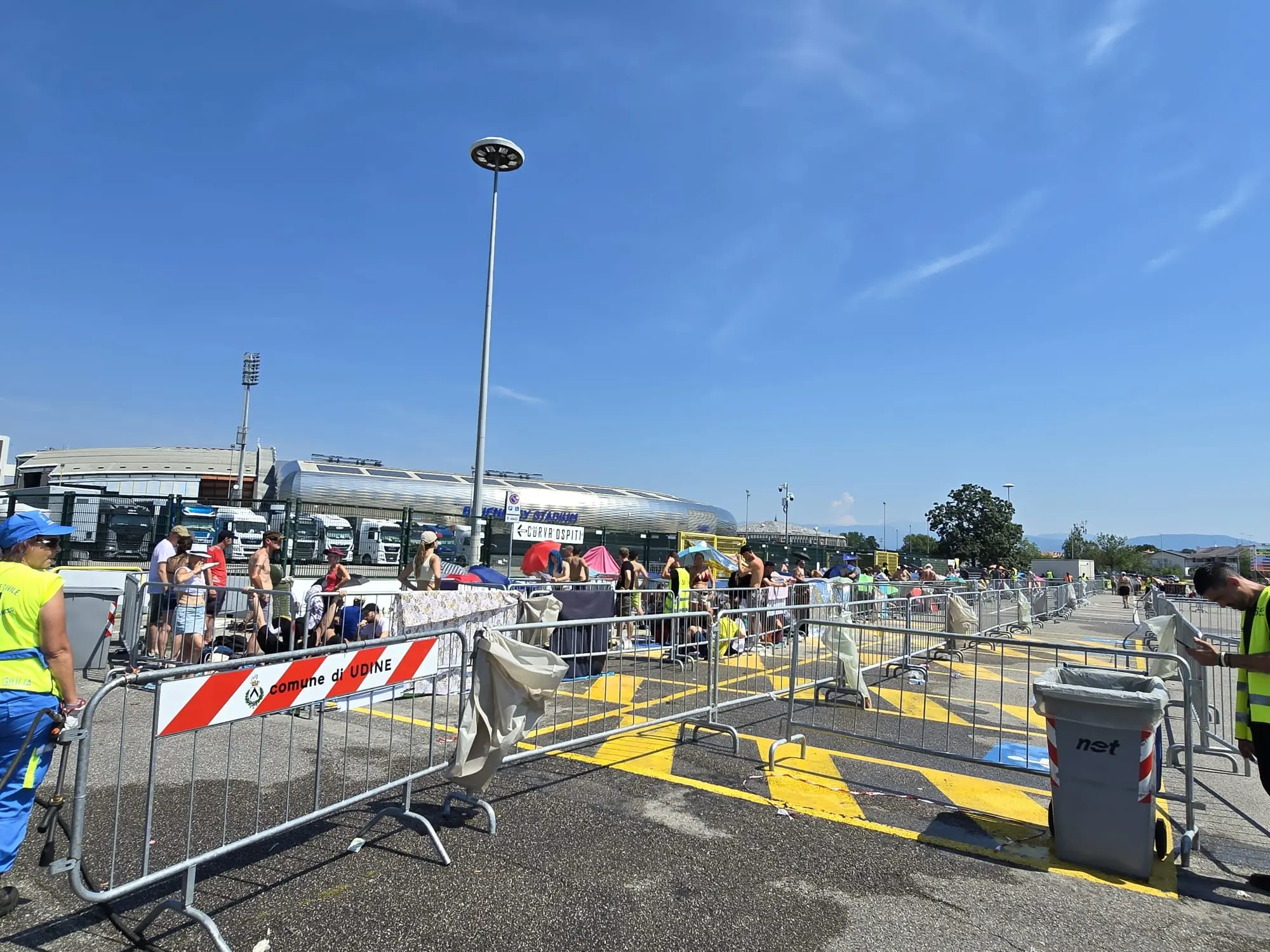 Alcune foto scattate allo stadio di Udine domenica mattina. Molte ore prima del concerto di Vasco Rossi il parcheggio nord alberato e già quasi pieno. I fan si stanno attrezzando per passare le ore che li separano dall'inizio del concerto.