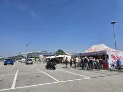 Alcune foto scattate allo stadio di Udine domenica mattina. Molte ore prima del concerto di Vasco Rossi il parcheggio nord alberato e già quasi pieno. I fan si stanno attrezzando per passare le ore che li separano dall'inizio del concerto.