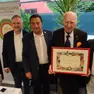Renzo Mattioni (al centro con il diploma), figura di riferimento della delegazione di Udine dell’Accademia Italiana della cucina, della quale è stato delegato per diciassette anni