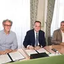 Il rettore Montanari e l’ad dell’Udinese Collavino firmano il protocollo d’intesa. A destra, il prof Cafarelli