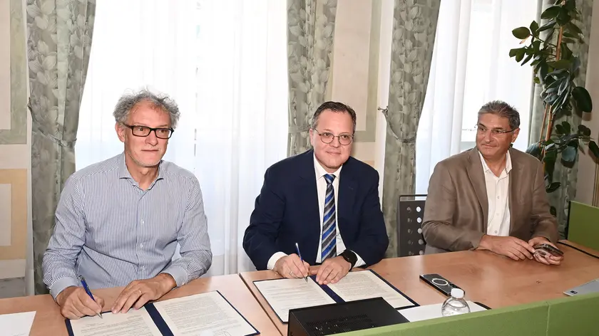 https://images.messaggeroveneto.it/view/acePublic/alias/contentid/1s44s8d729yzoj9hj1b/0/copia-di-copy-of-udine-29-giugno-2026-palazzo-florio-firma-patto-universita-udinese-calcio-foto-petrussi.webp?f=16%3A9&amp;w=840