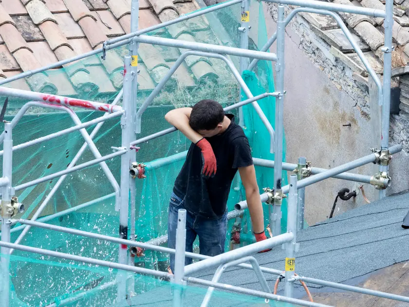 La Regione ha deciso lo stop ai lavori all’aperto dalle 12.30 alle 16 nelle giornate di rischio alto