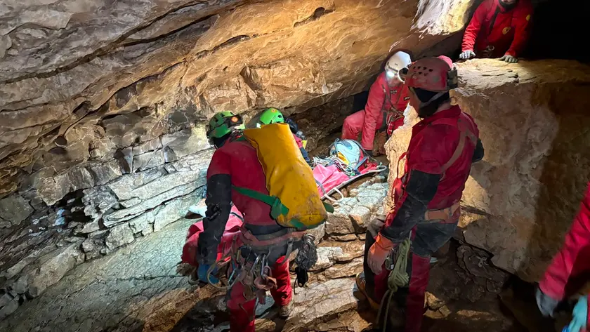 I soccorritori speleologi si addentrano nella grotta dei venti a Claut, scoperta tre mesi fa