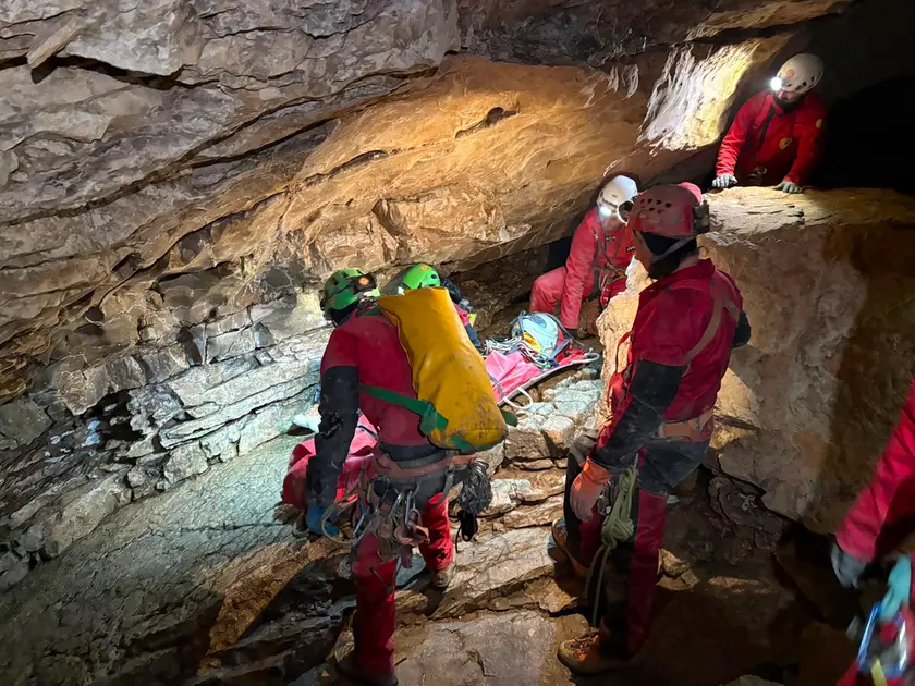 I soccorritori speleologi si addentrano nella grotta dei venti a Claut, scoperta tre mesi fa