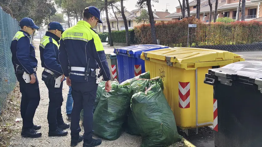 Alcuni controlli della polizia locale a Lignano