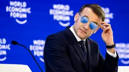 Il presidente francese Macron con gli occhiali prodotti dall'azienda iVision Tech