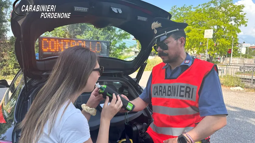 Una giovane sottoposta all'alcoltest dai carabinieri