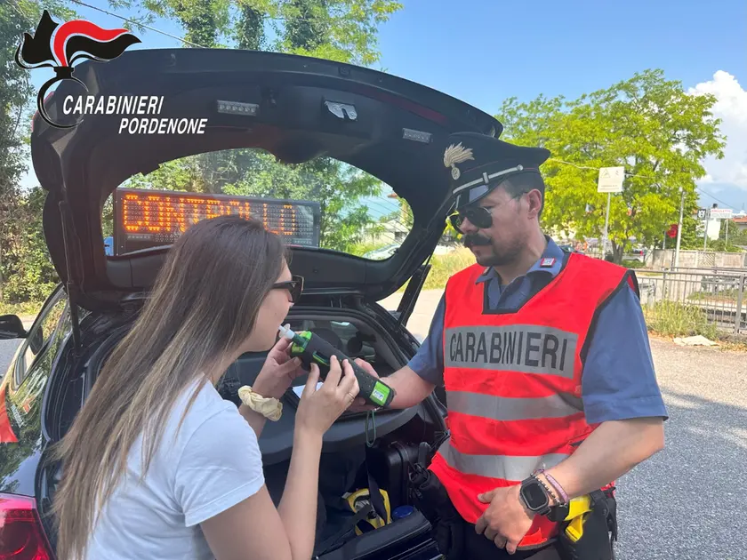 Una giovane sottoposta all'alcoltest dai carabinieri