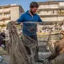 Un pescatore di Grado sistema le reti alla fine dell’attività di pesca. Foto di Katia Bonaventura