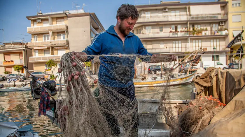 Un pescatore di Grado sistema le reti alla fine dell’attività di pesca. Foto di Katia Bonaventura