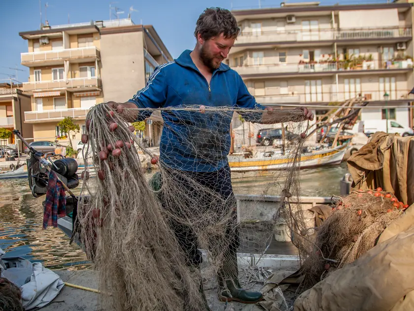 Un pescatore di Grado sistema le reti alla fine dell’attività di pesca. Foto di Katia Bonaventura