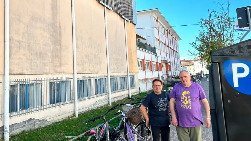 Maria Brunello e il marito Franco nel luogo del raggiro subìto
