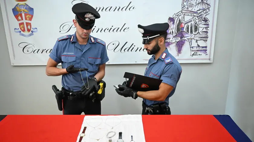 I carabinieri con la refurtiva recuperata