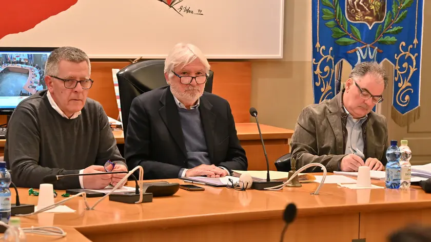 San Giorgio di Nogaro. Il sindaco Pietro Del Frate durante il consiglio. (Foto Petruzzi)