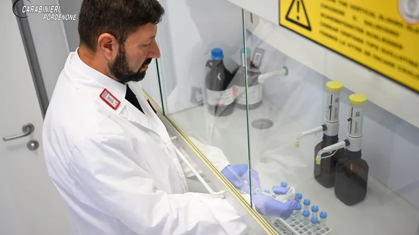 Prima scoperta in Italia del 4-BMC: il laboratorio dei carabinieri di Pordenone individua la nuova droga sintetica