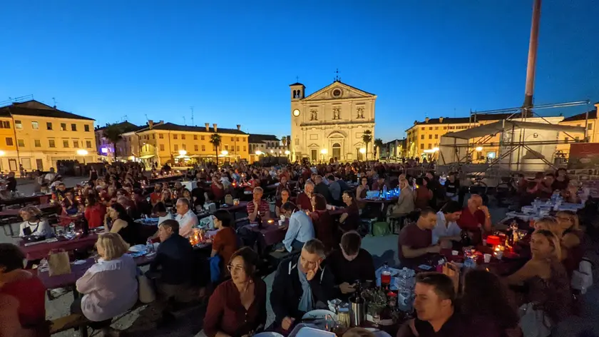 La precedente edizione dell’iniziativa con i residenti che vestono i colori della città