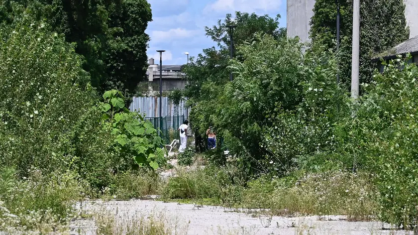Via Castelfidardo, a due passi dall’ospedale Gervasutta, è una delle zone in cui il passaggio di droga tra spacciatori e clienti avviene più di frequente (foto Petrussi)