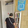 Uno degli scaffali con i libri all’ingresso di uno stabilimento