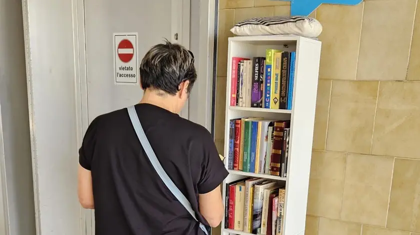 Uno degli scaffali con i libri all’ingresso di uno stabilimento