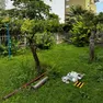 Il giardino dell’abitazione in cui è avvenuto l’incidente