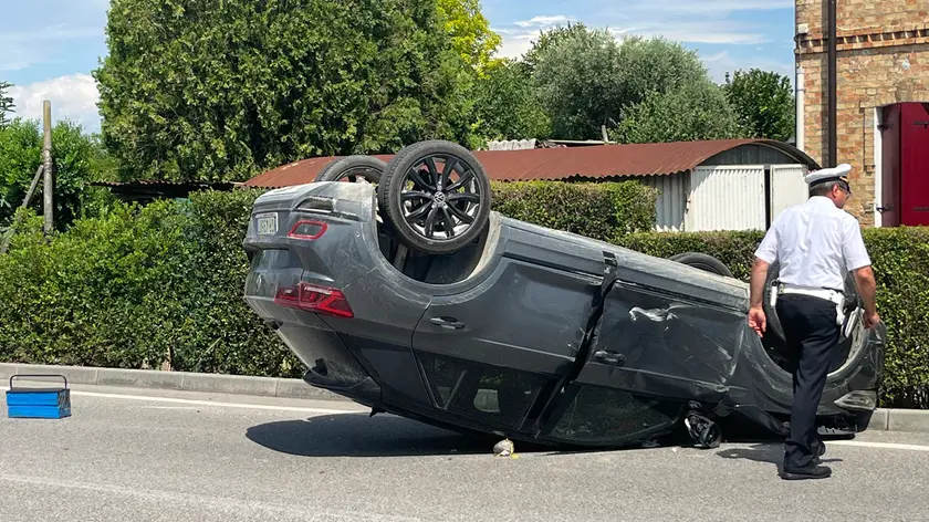 Scontro tra due auto ad Azzano Decimo, una si cappotta: illesi i conducenti