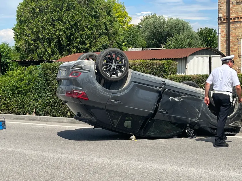 Sul luogo dell’incidente gli agenti della polizia locale impegnati nei rilievi (Foto Brisotto/Petrussi)