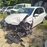 La Volkswagen Golf distrutta dopo l’incidente stradale