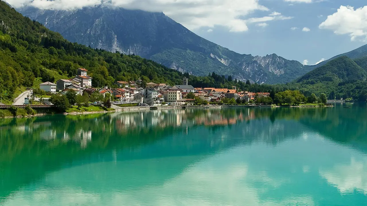 Il lago di Barcis, tra le mete più consigliate dall'intelligenza artificiale