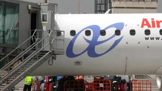 Un aereo passeggeri allo scalo Trieste Airport di Ronchi dei Legionari