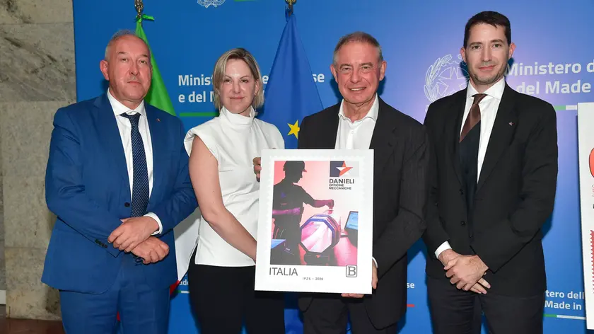 Stampato in poco più di 170 mila copie con sfondo rosa metallizzato a effetto acciaio, il nuovo bozzetto unisce manifattura pesante e digitalizzazione