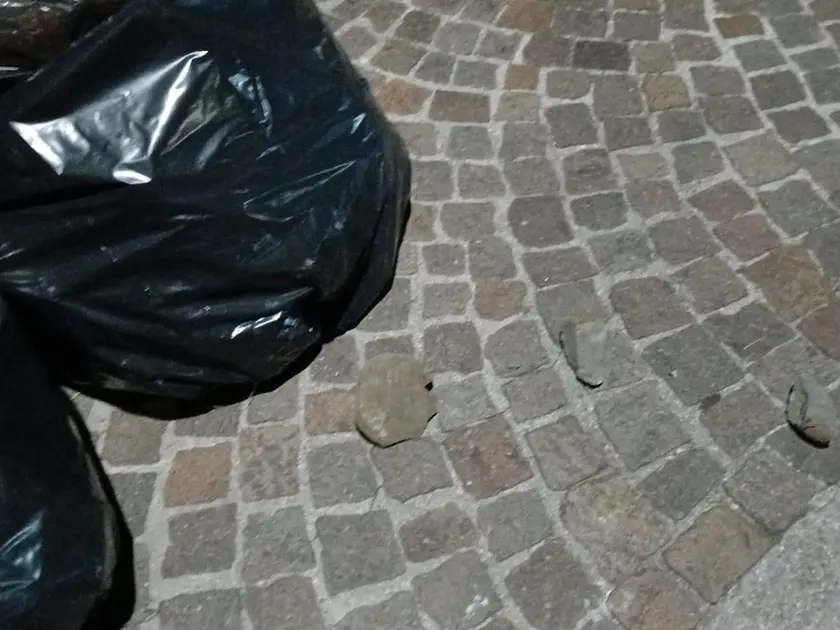 Lanciati sanpietrini e pietre a Udine