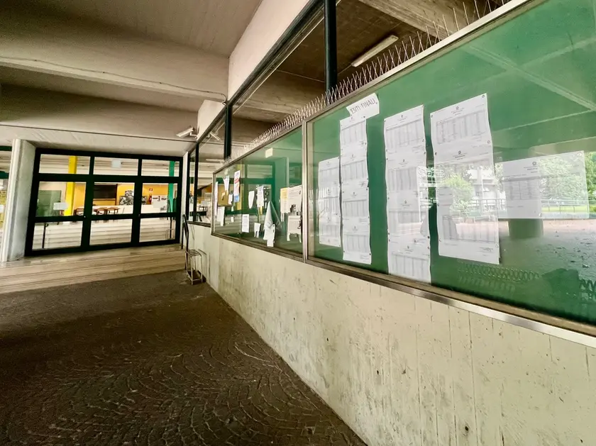 Il tabellone con gli esiti della maturità al Kennedy di Pordenone