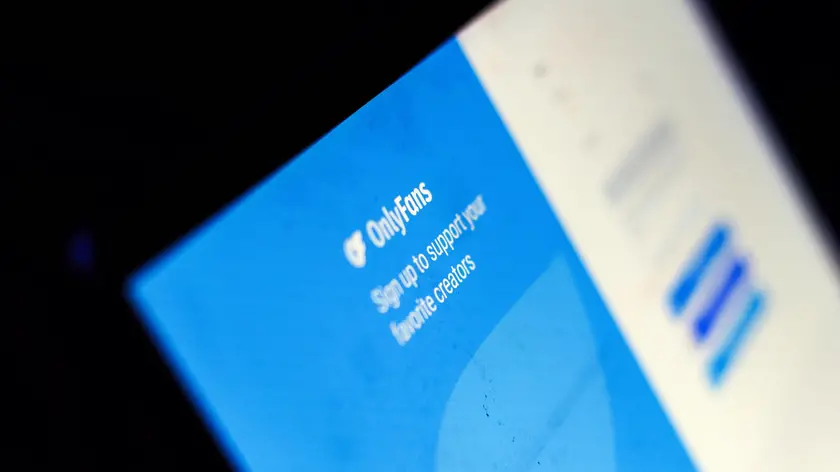 Guadagnava 'in nero' su Onlyfans e girava i soldi su conti esteri: denunciato influencer triestino