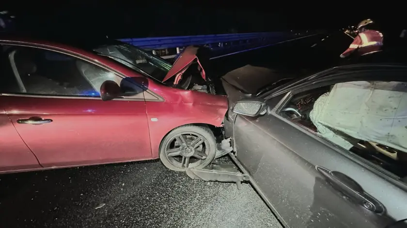 Le due auto danneggiate nello scontro avvenuto domenica sera nei pressi di Prosecco